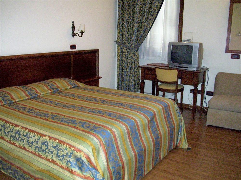 Hotel Sebino Сарніко Екстер'єр фото