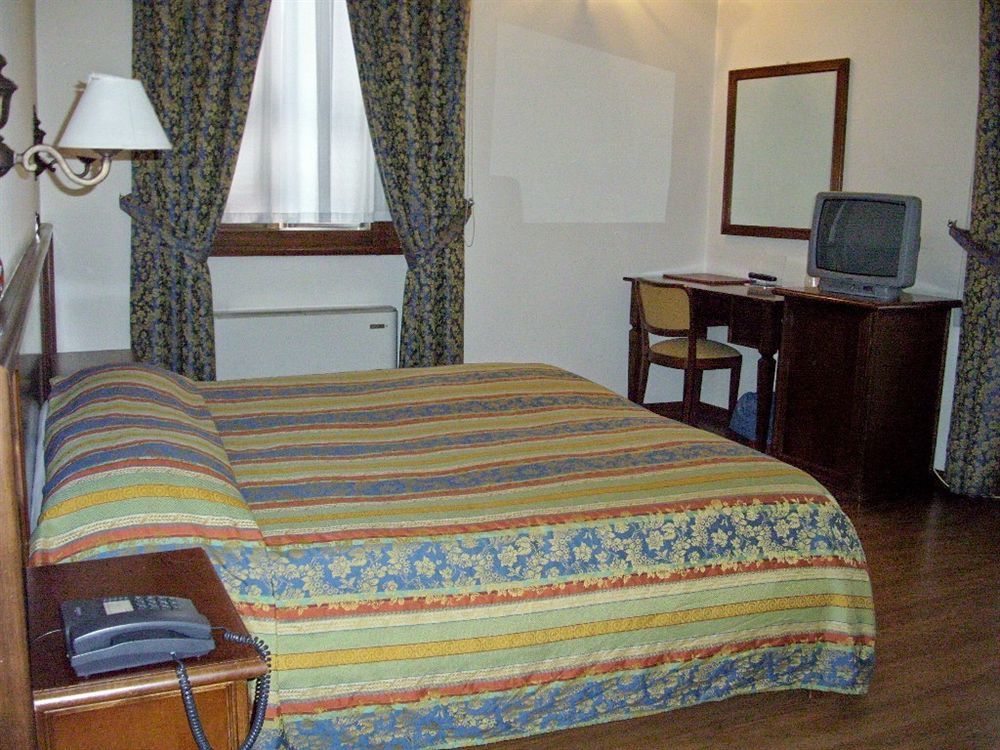 Hotel Sebino Сарніко Екстер'єр фото